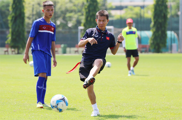 HLV Hoàng Anh Tuấn: U18 Việt Nam sẽ đá bóng ngắn ở giải U18 Đông Nam Á - Ảnh 1.
