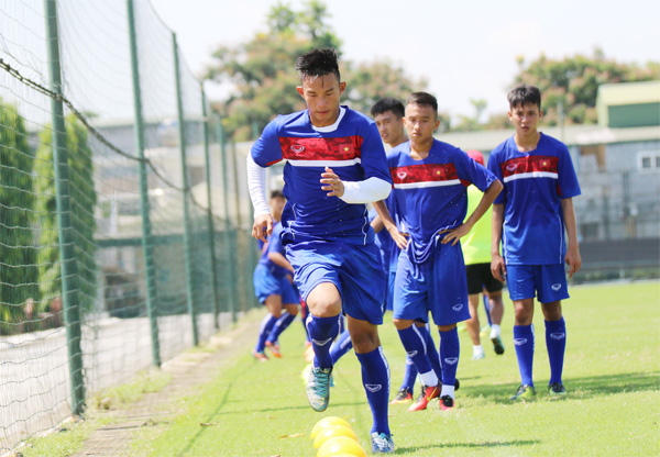 HLV Hoàng Anh Tuấn: U18 Việt Nam sẽ đá bóng ngắn ở giải U18 Đông Nam Á - Ảnh 2.