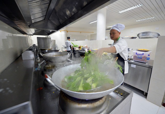 Khám phá bếp ăn phục vụ 3.000 phóng viên ở Trung tâm Báo chí APEC - Ảnh 2.