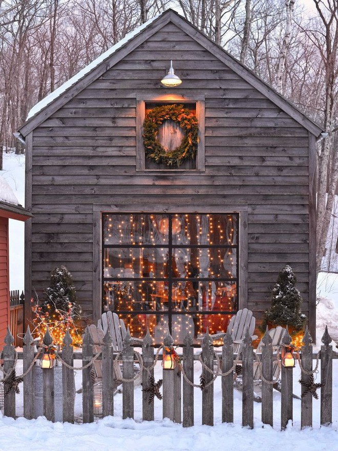 Những ngôi nhà trang hoàng lộng lẫy đón Noel đẹp đến mê mẩn giữa tuyết trắng - Ảnh 2.