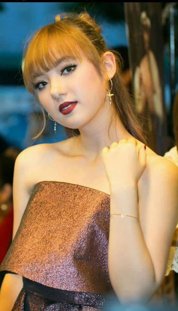 Hotgirl Thái Lan chứng minh với áo dài Việt Nam mọi cô gái đều trở nên xinh đẹp - Ảnh 8.