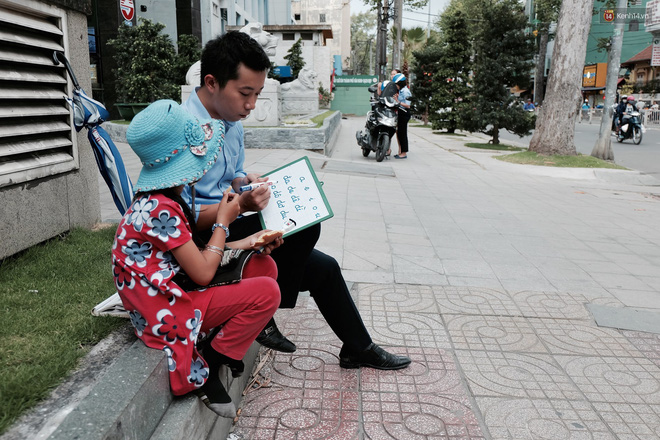 Anh nhân viên ngân hàng dành giờ nghỉ trưa mỗi ngày để dạy chữ cho cô bé vé số ngay trên vỉa hè Sài - 12