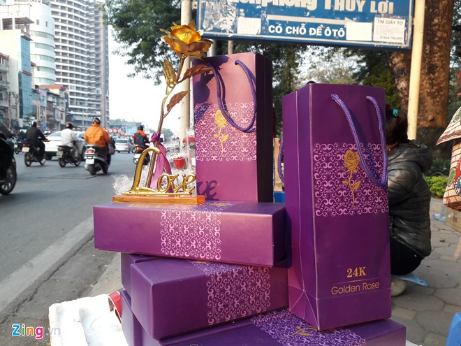 Hồng mạ vàng vỉa hè hút khách, hàng xịn tiền triệu ế dài - Ảnh 2. Hồng mạ vàng vỉa hè hút khách, hàng xịn tiền triệu ế dài - Ảnh 2.