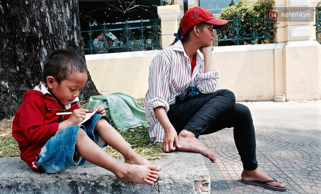 Gặp mẹ con cậu bé lượm ve chai trong bức ảnh xếp dép: Tôi không có tiền cho thằng bé đi học, nó cứ khóc - Ảnh 3.