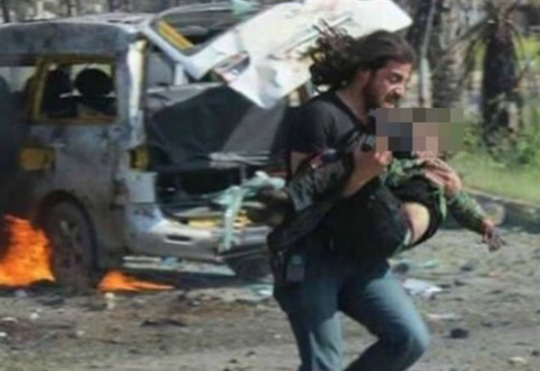 Syria: Phóng viên khóc nghẹn ngào bên nạn nhân bị đánh bom - Ảnh 3.