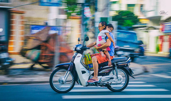 Bức ảnh bố ơi mình đi đâu thế phiên bản lỗi ngày cuối năm: Bố chở đào Tết, con đội... chậu - Ảnh 4.