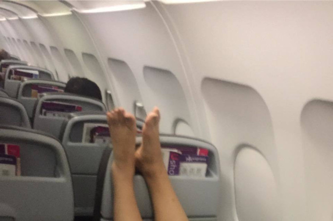 Nữ du khách Hàn Quốc tìm mọi cách đuổi người ngồi đằng trước trên máy bay để được thoải mái gác chân lên ghế - Ảnh 4.