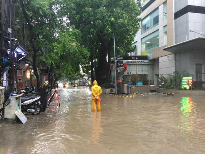 Ảnh hưởng từ cơn bão số 2 gây ngập sâu nhiều tuyến đường ở Hà Nội