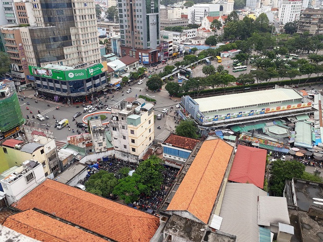 Khu Mả Lạng nhìn từ trên cao xuống khúc giao giữa Cống Quỳnh - Nguyễn Trãi, mặt gần với chợ Bến Thành.