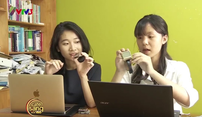 2 nữ sinh lớp 11 sáng chế đồng hồ thông minh giúp người câm điếc nói chuyện 5