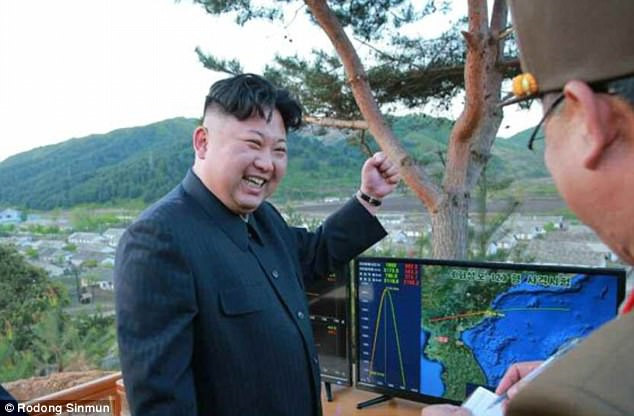 Triều Tiên công bố video tên lửa mới có thể chở đầu đạn hạt nhân - Ảnh 6.