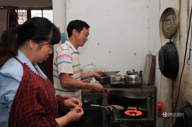  Câu chuyện hy hữu nhưng đậm nghĩa vợ chồng: Vợ lấy chồng mới rồi cùng nhau chăm sóc chồng cũ bị liệt - Ảnh 7.