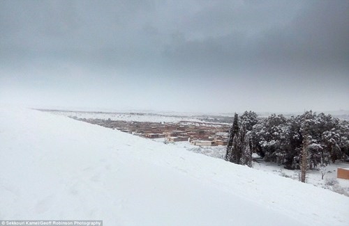 Không thể tin nổi: Tuyết rơi trên sa mạc lớn nhất thế giới sau 38 năm - Ảnh 4.