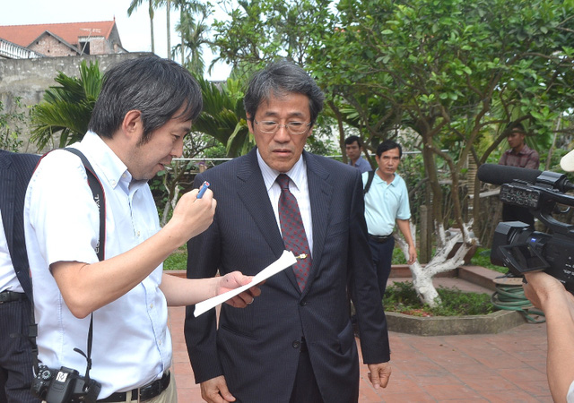 Đại sứ Nhật Bản đến gia đình bé gái người Việt bị sát hại nói lời xin lỗi - Ảnh 8.