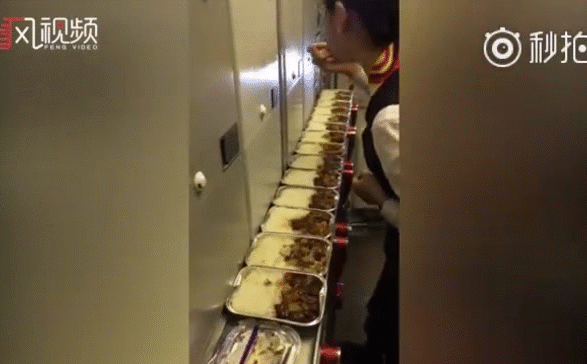 Thực hư chuyện nữ tiếp viên hàng không lén ăn cơm suất của hành khách, mỗi hộp một vài miếng