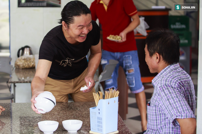 Đời thực của A Lý phim Người phán xử: Vừa chạy bàn, vừa xếp khách tất bật ở quán bia - Ảnh 13.