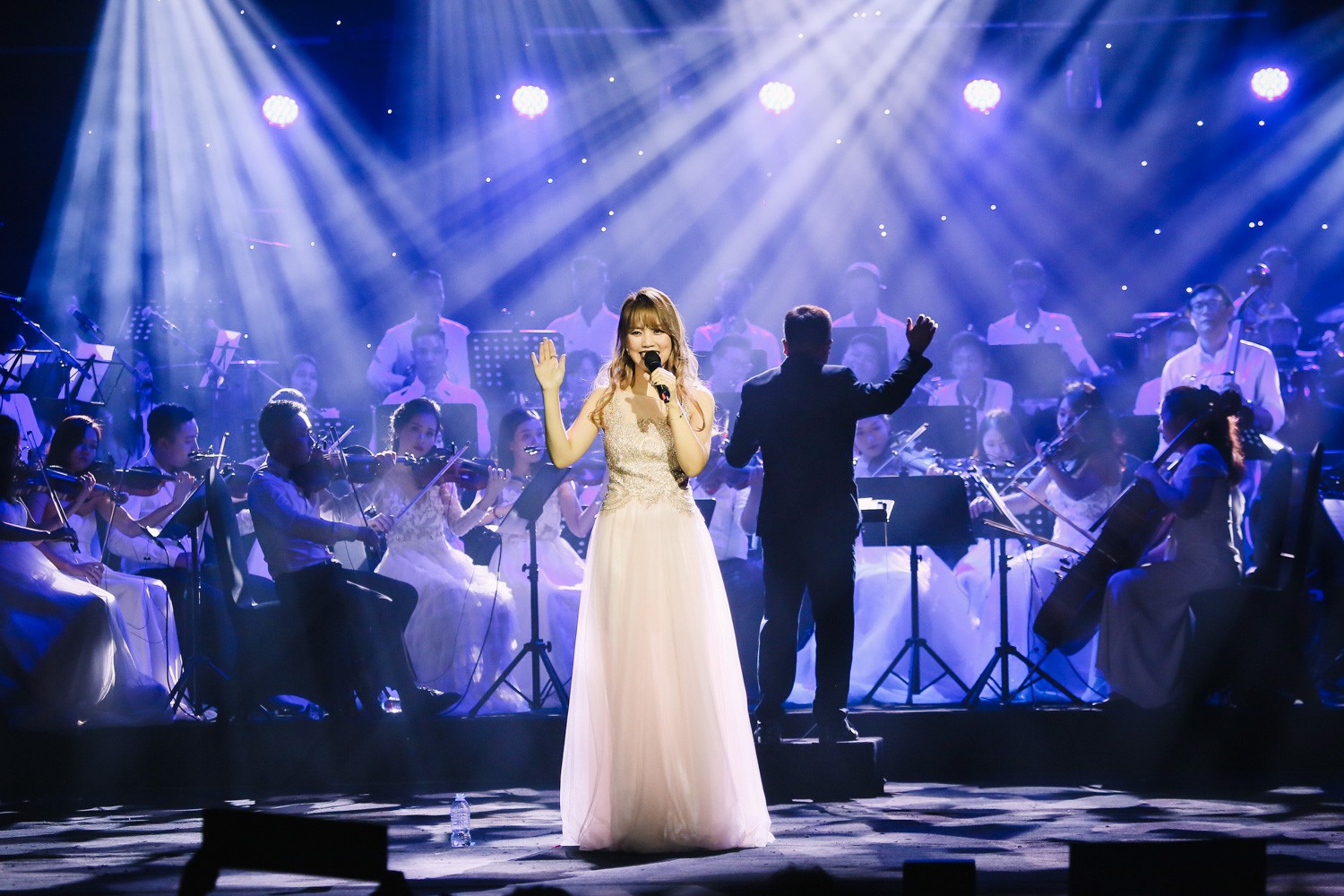 Trấn Thành, Hari Won đột ngột ra Hà Nội đúng 1 đêm, chỉ để nghe So Hyang bắn phá nốt cao - Ảnh 4. Trấn Thành, Hari Won đột ngột ra Hà Nội đúng 1 đêm, chỉ để nghe So Hyang bắn phá nốt cao - Ảnh 4.