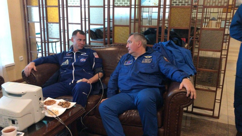 Tên lửa đẩy tàu vũ trụ Soyuz của Nga trục trặc - 2 phi hành gia Nga-Mỹ sống sót kỳ diệu - Ảnh 3. Tên lửa đẩy tàu vũ trụ Soyuz của Nga trục trặc - 2 phi hành gia Nga-Mỹ sống sót kỳ diệu - Ảnh 3.
