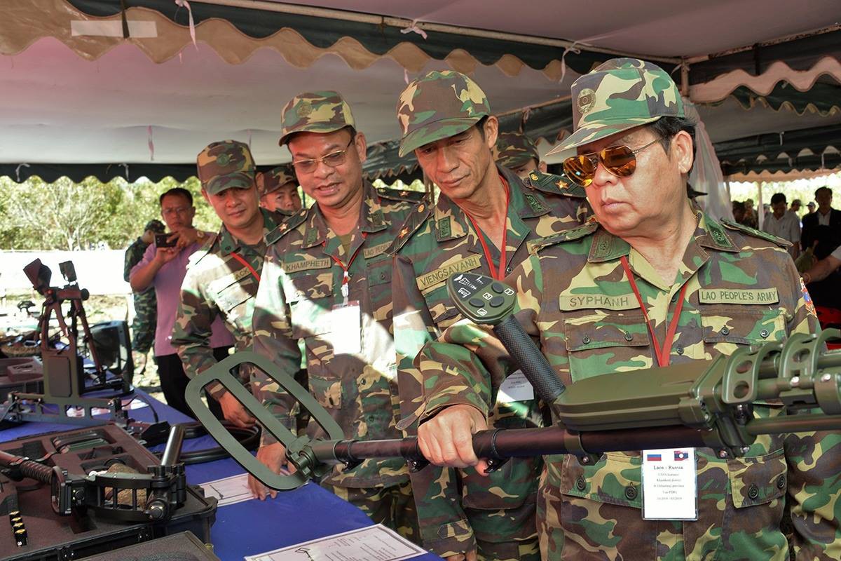 Trang bị hiện đại của lính công binh Nga đang hoạt động tại Lào - Ảnh 4. Trang bị hiện đại của lính công binh Nga đang hoạt động tại Lào - Ảnh 4.