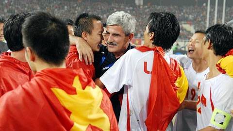 “Vị thánh sống” từng giúp ĐT Việt Nam lên ngôi AFF Cup 2008 giờ đang làm gì? - Ảnh 1.