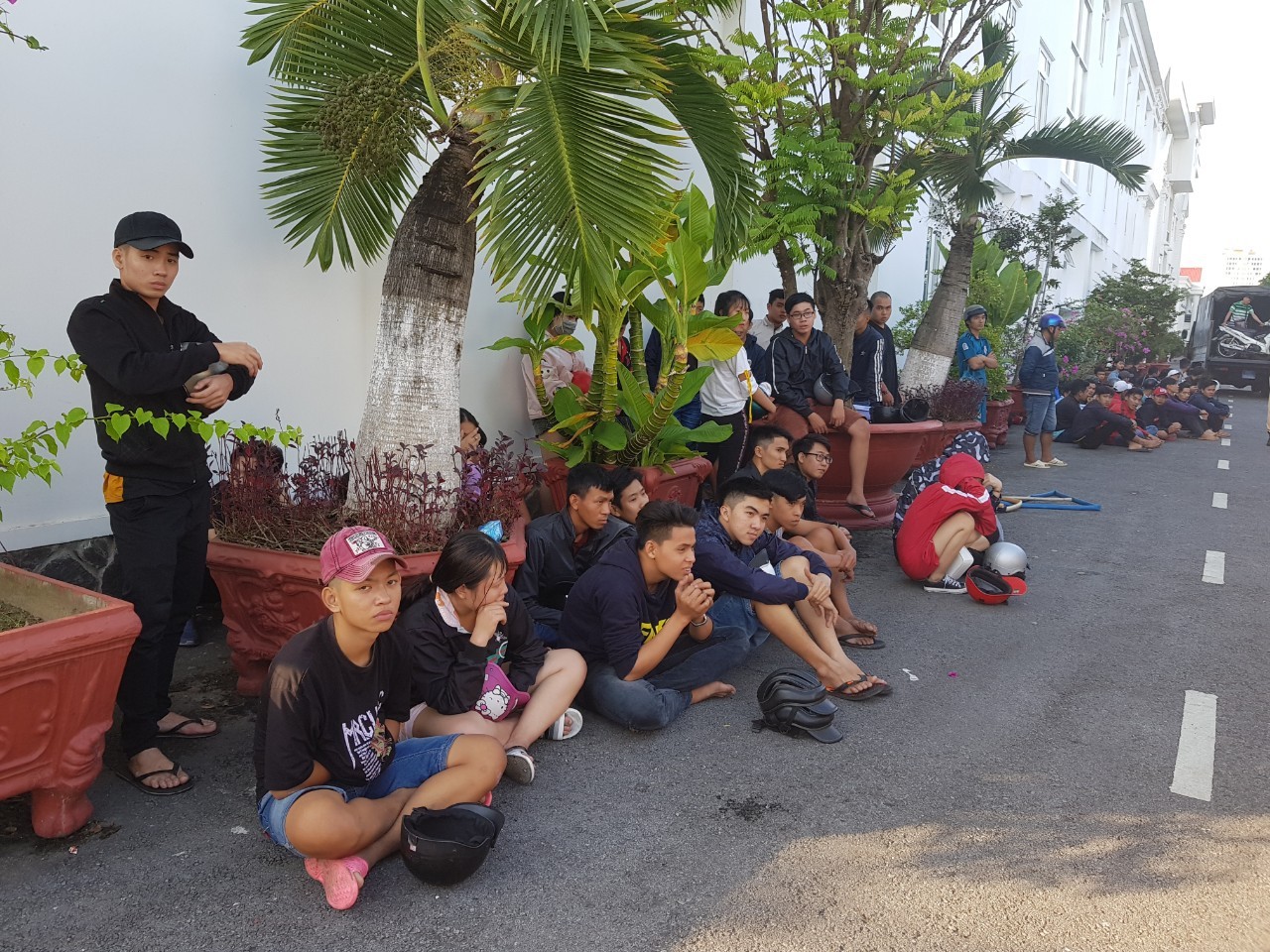 Cần Thơ: Cảnh sát vây bắt gần trăm thanh niên tham gia cổ vũ, đua xe trên quốc lộ - ảnh 1 Cảnh sát vây bắt gần trăm thanh niên tham gia cổ vũ, đua xe trên quốc lộ 1 - Ảnh 3.