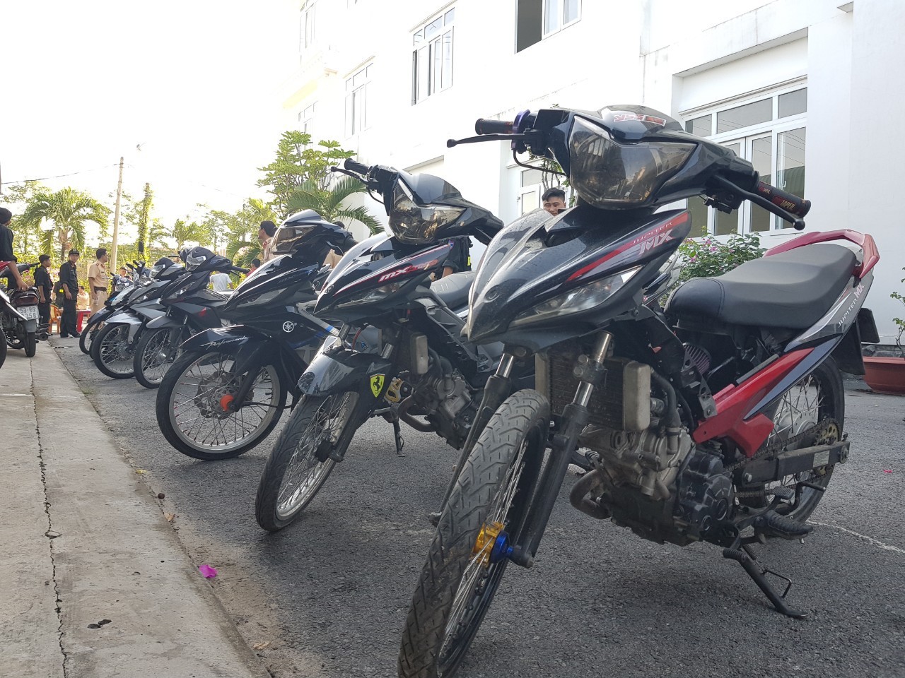 Cần Thơ: Cảnh sát vây bắt gần trăm thanh niên tham gia cổ vũ, đua xe trên quốc lộ - ảnh 2 Cảnh sát vây bắt gần trăm thanh niên tham gia cổ vũ, đua xe trên quốc lộ 1 - Ảnh 2.