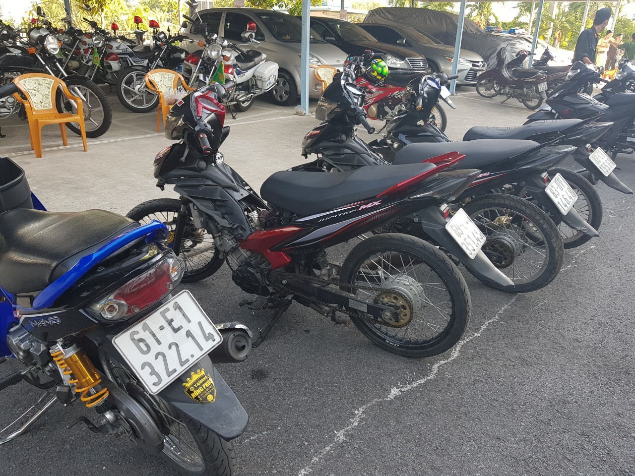 Cần Thơ: Cảnh sát vây bắt gần trăm thanh niên tham gia cổ vũ, đua xe trên quốc lộ - ảnh 4 Cảnh sát vây bắt gần trăm thanh niên tham gia cổ vũ, đua xe trên quốc lộ 1 - Ảnh 6.