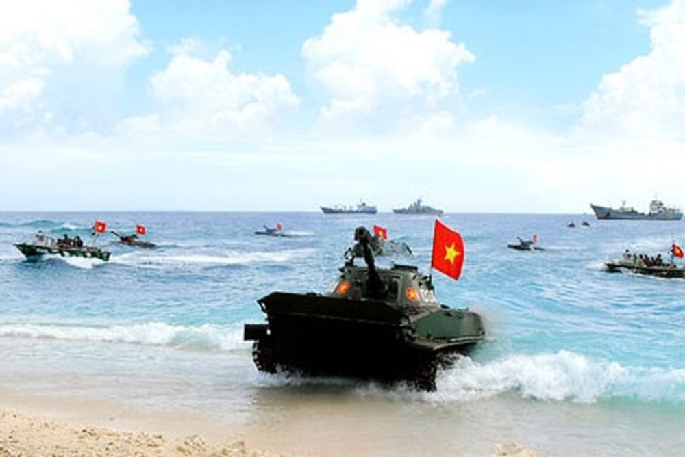 Cuộc hành quân trên biển có một không hai của xe tăng Việt Nam: Kỷ lục vô tiền khoáng hậu! - Ảnh 1. Cuộc hành quân trên biển có một không hai của xe tăng Việt Nam: Kỷ lục vô tiền khoáng hậu! - Ảnh 1.