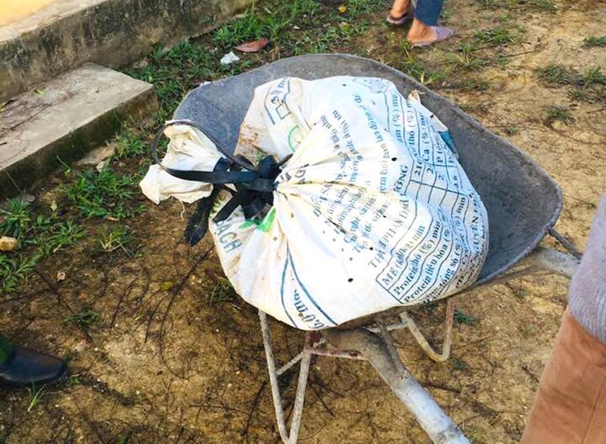 Mang dao kiếm đi trộm chó, 2 cẩu tặc bị dân vây đánh nhừ tử - ảnh 3 Mang dao kiếm đi trộm chó, 2 cẩu tặc bị dân vây đánh nhừ tử - Ảnh 2.