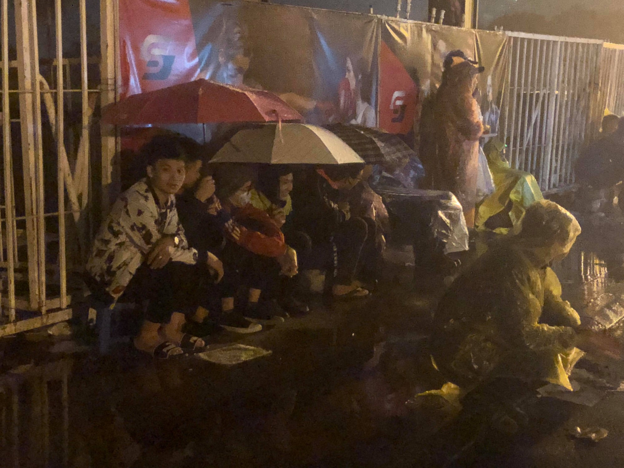 Người dân đội mưa và thức trắng đêm xếp hàng mua vé xem đội tuyển Việt Nam đấu Malaysia tại AFF Cup 2018 - Ảnh 5. Người dân đội mưa và thức trắng đêm xếp hàng mua vé xem đội tuyển Việt Nam đấu Malaysia tại AFF Cup 2018 - Ảnh 5.