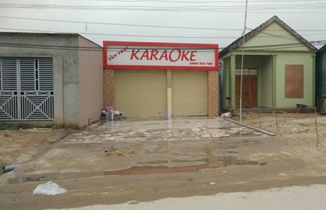 Chủ quán karaoke rút súng ra thị uy, bị 3 khách đến hát đâm chết - Ảnh 1.