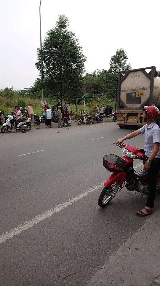 Phát hiện thi thể người phụ nữ cháy hết phần đầu, bên cạnh bọc váy áo dưới cây trứng cá - Ảnh 1.