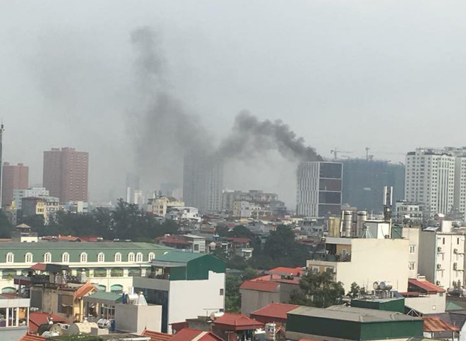Hà Nội: Cháy lớn tại tòa nhà cao tầng đang thi công trên đường Hoàng Quốc Việt - Ảnh 2.