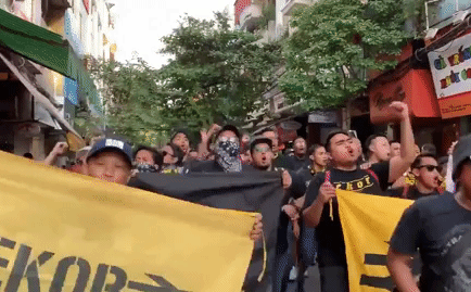 Trước giờ bóng lăn, Ultras Malaysia "biểu dương lực lượng" trên đường phố Hà Nội