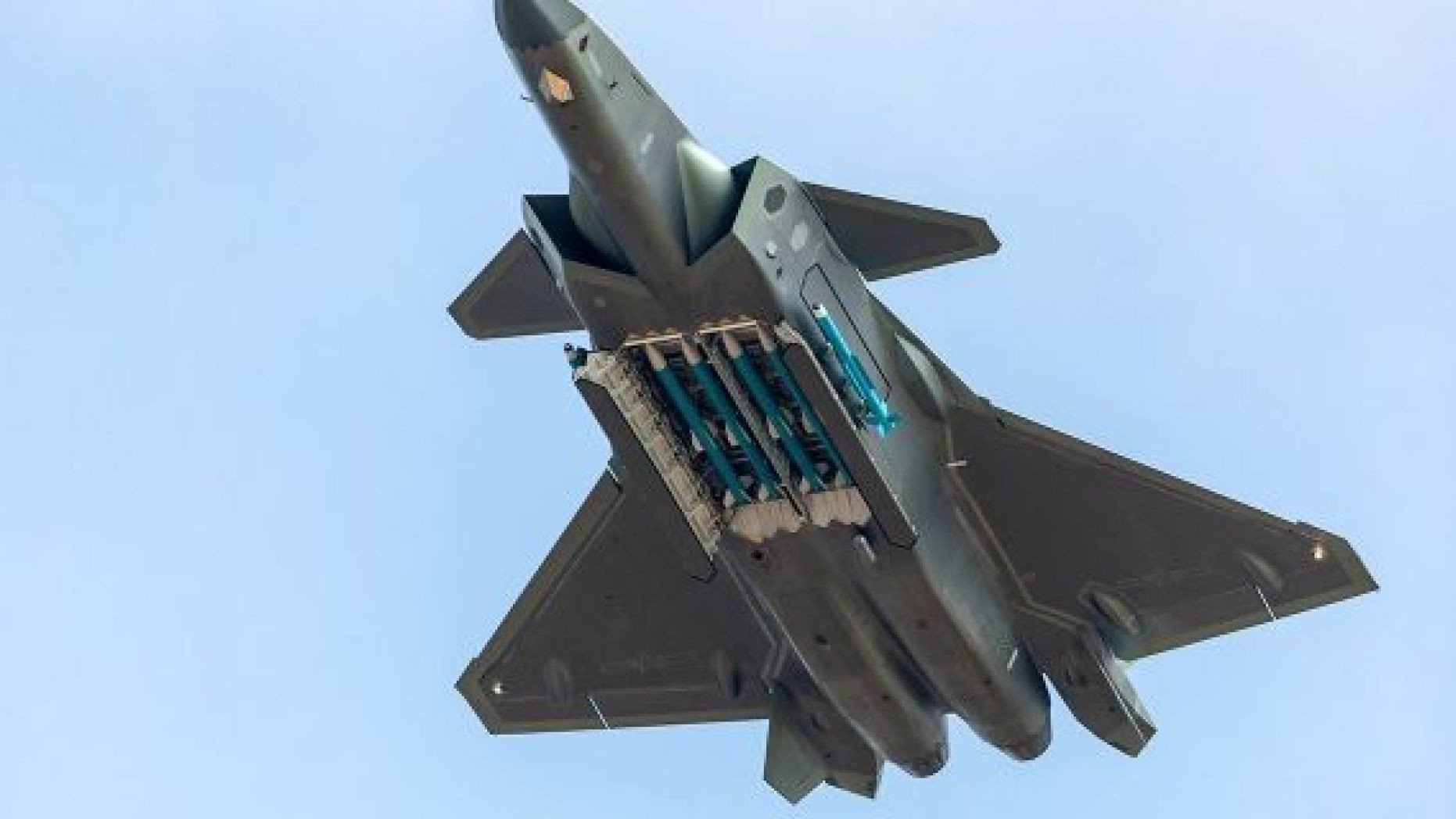 Tiêm kích tàng hình J-20 Trung Quốc: Đáng thất vọng, chưa đủ tuổi để dọa F-22 và F-35 Mỹ - Ảnh 3. Tiêm kích tàng hình J-20 Trung Quốc: Đáng thất vọng, chưa đủ tuổi để dọa F-22 và F-35 Mỹ - Ảnh 3.