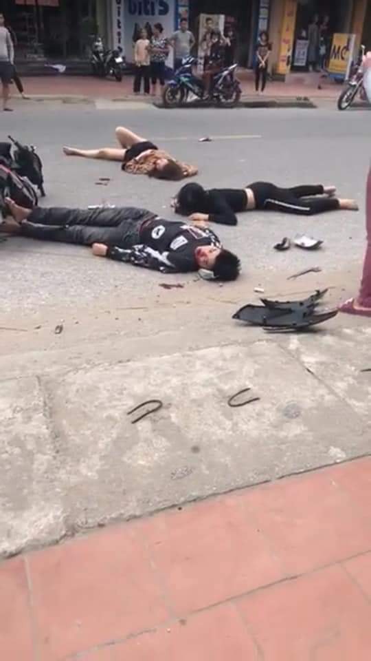 Hiện trường tai nạn xe đạp điện ở Hải Dương: Người nằm sấp, người nằm ngửa la liệt trên đường - Ảnh 3.