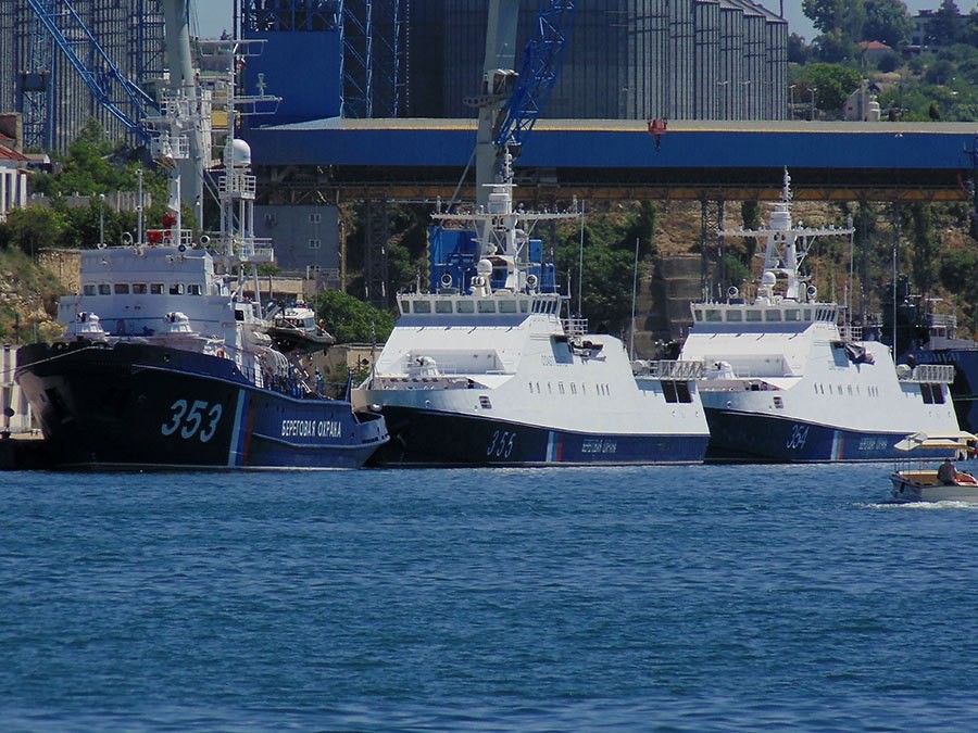 Tàu Nga bị xé toạc phần hông, hỏng nặng sau khi đâm húc, nã đạn vào tàu Ukraine - Ảnh 2. Tàu Nga bị xé toạc phần hông, hỏng nặng sau khi đâm húc, nã đạn vào tàu Ukraine - Ảnh 2.