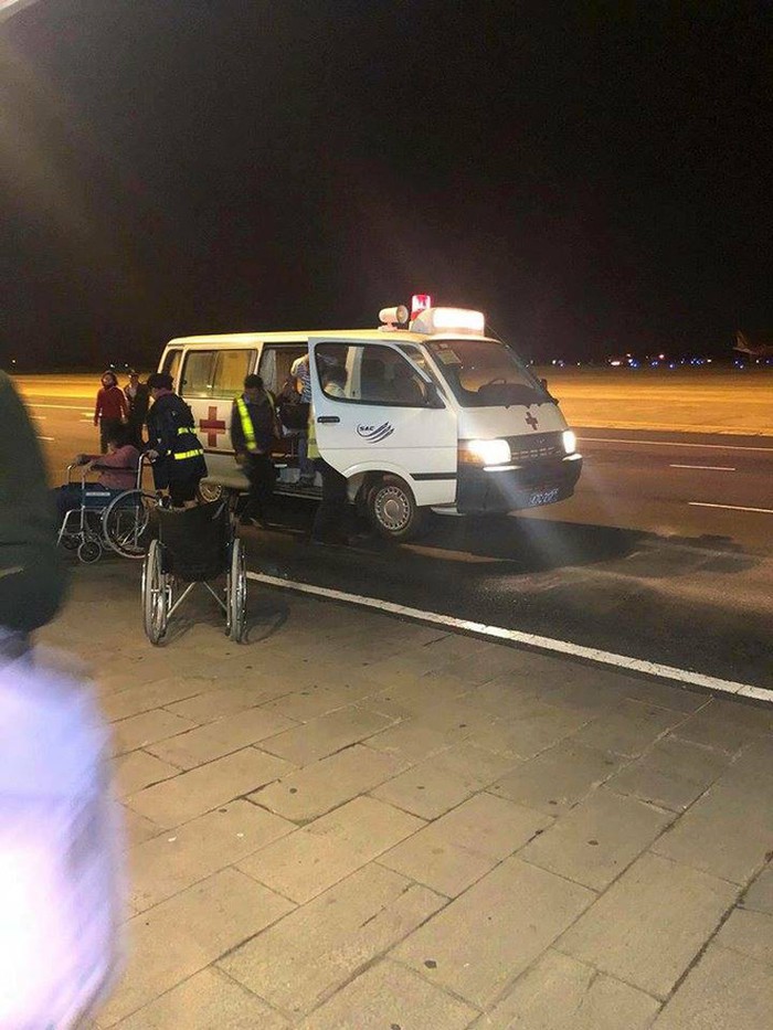 Máy bay Vietjet gặp sự cố, hành khách được lệnh bỏ lại hành lý, xuống bằng cửa thoát hiểm - Ảnh 2. Máy bay Vietjet gặp sự cố, hành khách được lệnh bỏ lại hành lý, xuống bằng cửa thoát hiểm - Ảnh 2.