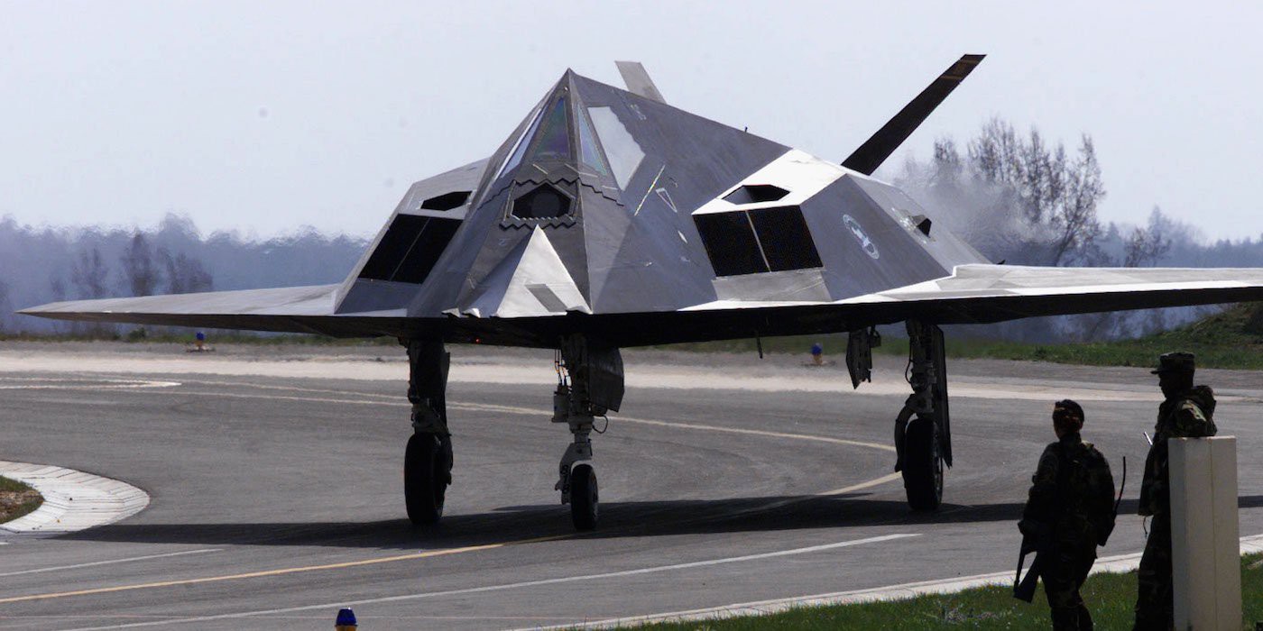 F-117 gãy cánh ở Serbia: Bóng Ma cũng phải gục ngã trước tên lửa Nga - Ảnh 1. F-117 gãy cánh ở Serbia: Bóng Ma cũng phải gục ngã trước tên lửa Nga - Ảnh 1.