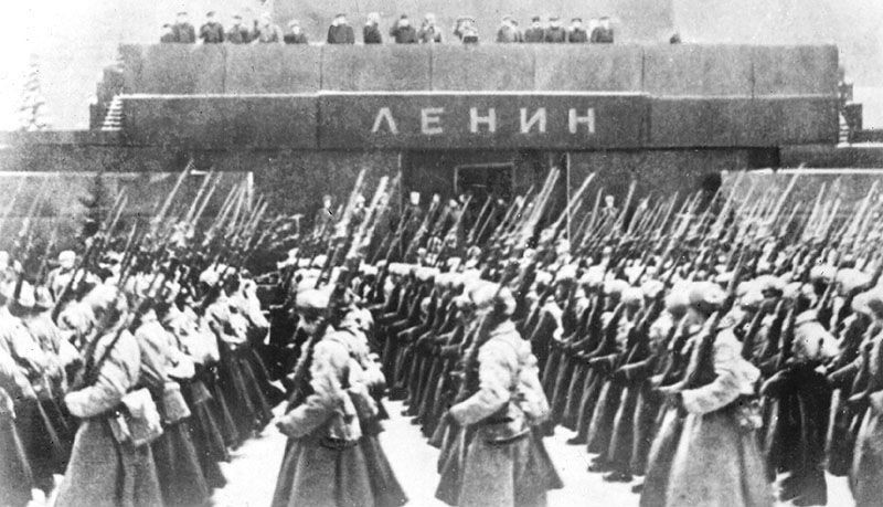 Cuộc duyệt binh huyền thoại có 1 không 2 trong lịch sử TG: Quân thù đã ở ngay cửa ngõ! - Ảnh 2. Cuộc duyệt binh huyền thoại có 1 không 2 trong lịch sử TG: Quân thù đã ở ngay cửa ngõ! - Ảnh 2.