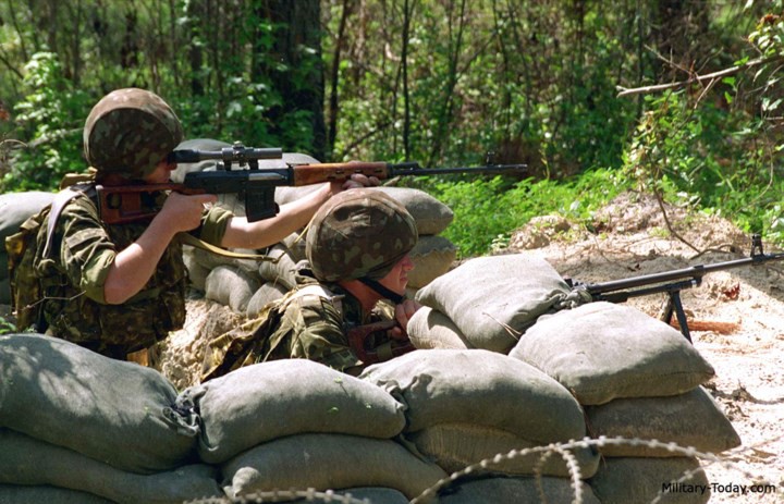 Sức mạnh súng trường bắn tỉa huyền thoại Dragunov SVD của Nga - Ảnh 8. Sức mạnh súng trường bắn tỉa huyền thoại Dragunov SVD của Nga - Ảnh 8.
