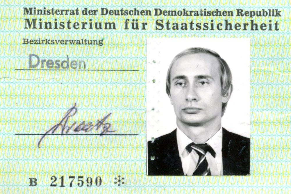Bí ẩn quanh sự xuất hiện bất ngờ của chiếc thẻ điệp viên ở Đông Đức của TT Putin - Ảnh 1. Bí ẩn quanh sự xuất hiện bất ngờ của chiếc thẻ điệp viên ở Đông Đức của TT Putin - Ảnh 1.