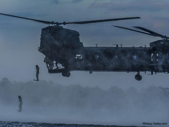 Sức mạnh siêu trực thăng vận tải Boeing MH-47 của Mỹ - Ảnh 4. Sức mạnh siêu trực thăng vận tải Boeing MH-47 của Mỹ - Ảnh 4.