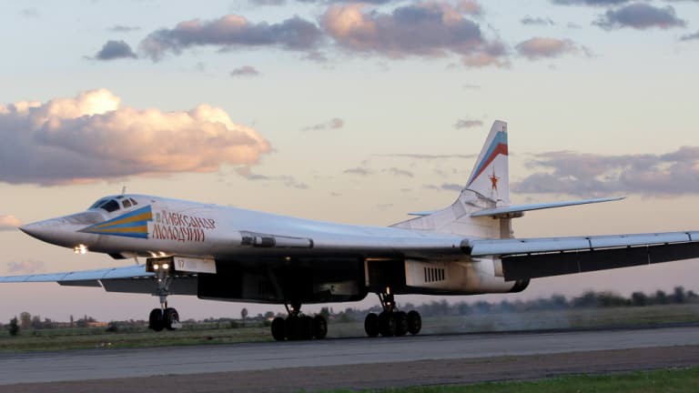 Tu-160 Nga xuất kích: Nuôi quân 3 năm dùng 1 giờ - Mỹ giật mình thon thót - Ảnh 1. Tu-160 Nga xuất kích: Nuôi quân 3 năm dùng 1 giờ - Mỹ giật mình thon thót - Ảnh 1.
