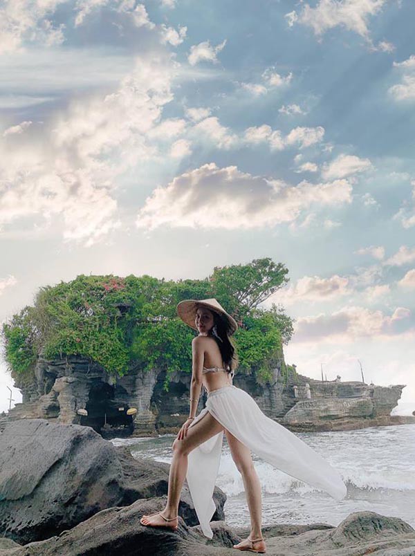 Hot girl Trâm Anh diện bikini, khoe lưng trần đầy gợi cảm - Ảnh 1.