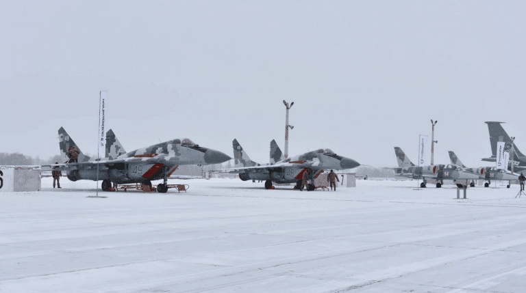 Ukraine dốc toàn lực không quân, MiG-29, Su-27 vào trực chiến: Quyết sống mái với Nga? - Ảnh 2. Ukraine dốc toàn lực không quân, MiG-29, Su-27 vào trực chiến: Quyết sống mái với Nga? - Ảnh 2.