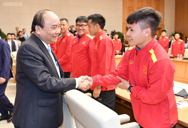 Thủ tướng trao Huân chương, Bằng khen cho HLV Park Hang Seo và đội tuyển Việt Nam - Ảnh 3.