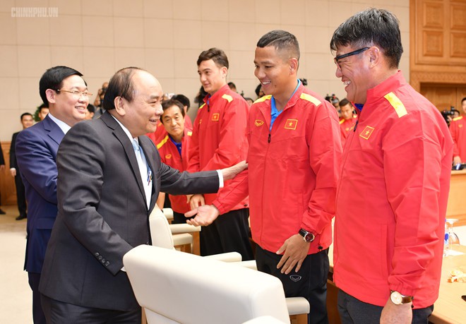Thủ tướng trao Huân chương, Bằng khen cho HLV Park Hang Seo và đội tuyển Việt Nam - Ảnh 4.