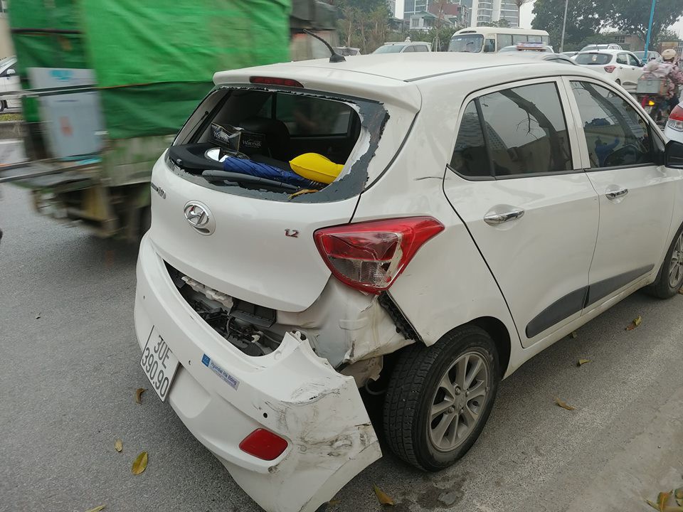 Ô tô đâm liên hoàn trên phố Hà Nội, 2 xe sang Mercedes và BMW hư hỏng nặng - Ảnh 2. Ô tô đâm liên hoàn trên phố Hà Nội, 2 xe sang Mercedes và BMW hư hỏng nặng - Ảnh 2.