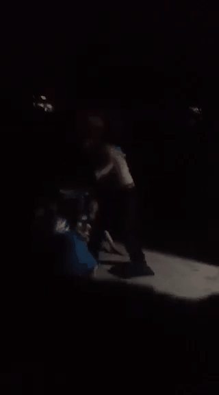 Xôn xao đoạn clip nghi bố bạo hành con trong đêm ở Hà Nội - Ảnh 2.